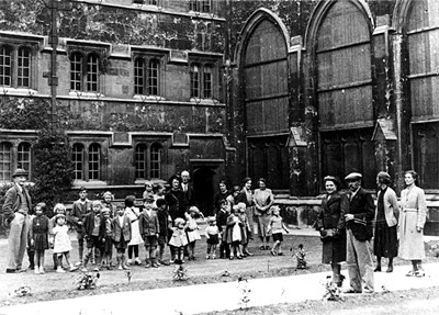 Эвакуированные из Лондона дети во внутреннем дворе Юниверсити Колледжа (Оксфордский университет). Оксфордширский Исторический Центр.
