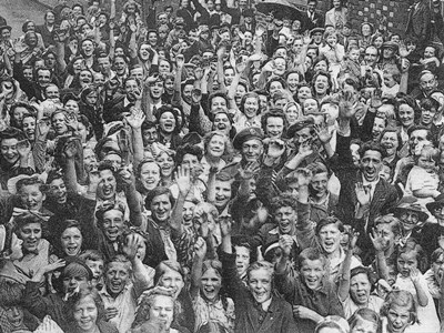 Празднование Дня Победы на улицах Оксфорда. 8 мая 1945 года.