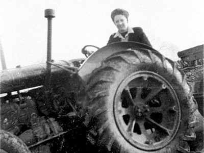 Tractor driven by Women’s Land Army volunteer in the Bartons. Copyright 'Oxfordshire History Centre'.