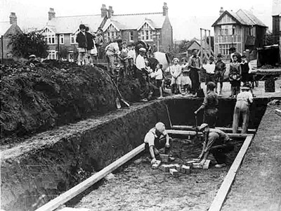 Дети наблюдают за строительством городского бомбоубежища в Оксфорде. Оксфордширский Исторический Центр.