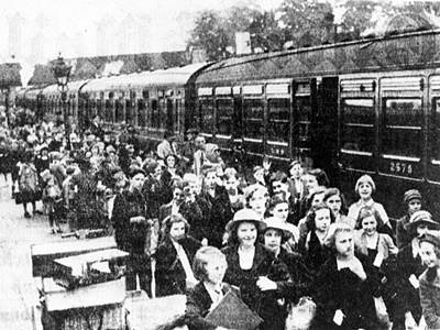 Эвакуированные прибывают поездом на станцию Банбери. Оксфордширский Исторический Центр.