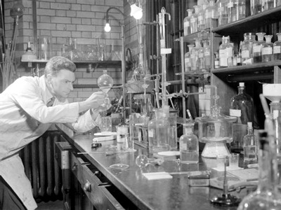 Оксфордский ученый работает над выделением пенициллина в годы войны.