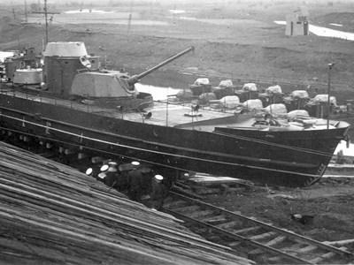 Armored boats of the Shipyard during loading onto railway platforms and sending them to the Navy. 1943. Molotov (Perm). The State Archive of Perm Krai.