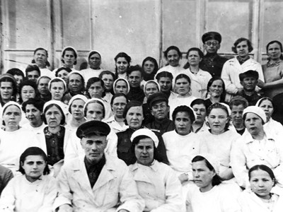 Сотрудники эвакогоспиталя, располагающегося в школе №35 г. Перми, в 1944 году. Групповой портрет. Копия. 1944.  ГАПК. Ф. р-1700. Оп.1. Д.80