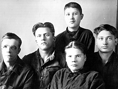 Группа подростков, работников завода № 19. АГП Ф.1053. Оп.3. Д.3. Л.8.