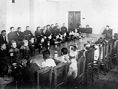 “A Jar of Jam”. Outstanding young workers received by Anatoliy Soldatov, the director of the Plant No.19. November 14, 1944. Molotov (Perm). Perm City Archive.