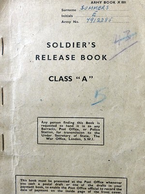 Обложка  солдатской книжки моего отца,  свидетельствующей об окончании службы.