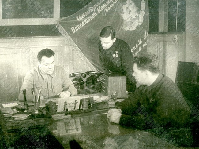 Director of the V.M. Molotov Plant No. 172 A.I. Bykhovsky (first from the left) holds a meeting in his office