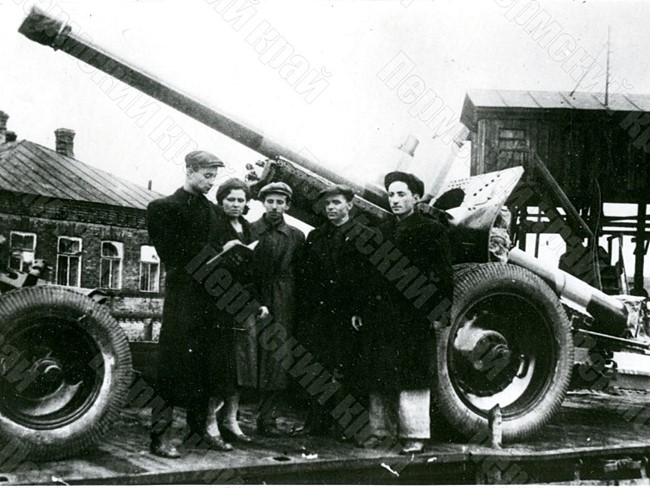 Leading members of the HQ for the over and above the plan production of artillery batteries at the V.M. Molotov plant No. 172 named after Molotov near one of the manufactured guns