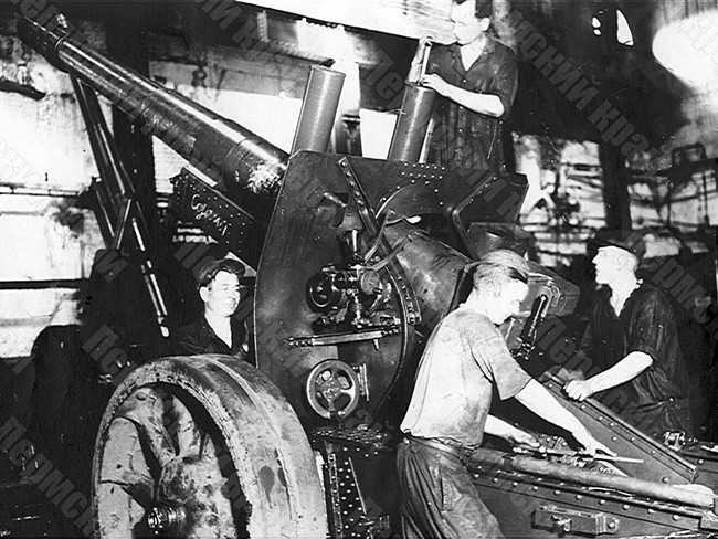 Рабочие Молотовского завода №172 им. В.М. Молотова осуществляют сборку артиллерийского орудия