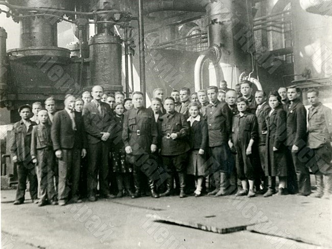 Директор Молотовского завода №172 им. В.М. Молотова А.И. Быховский (третий слева в первом ряду) среди рабочих и служащих этого предприятия