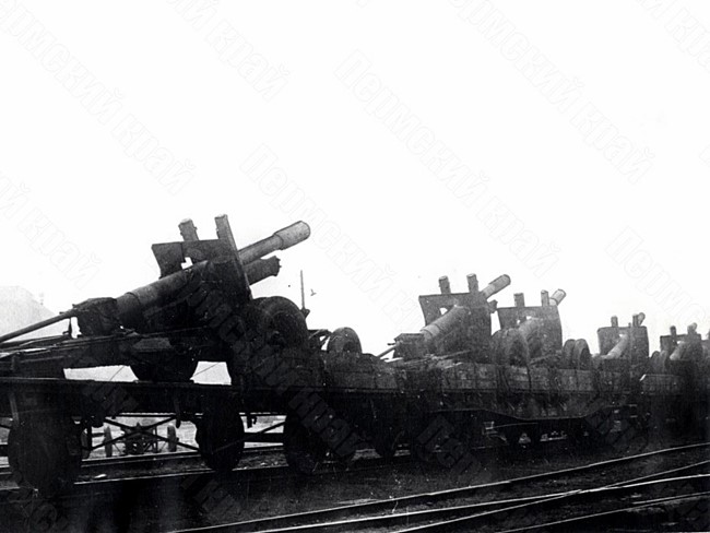 Эшелон с артиллерийскими орудиями, произведенными на Молотовском заводе №172 им. В.М. Молотова, перед отправкой на фронт