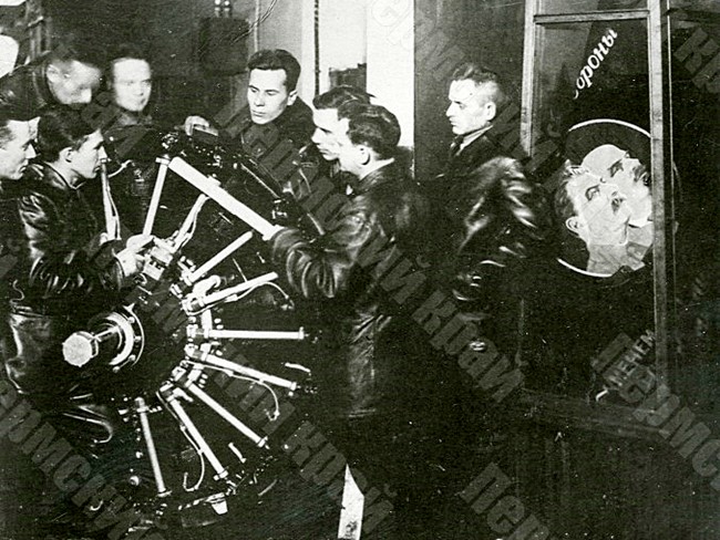 Работники Молотовского завода №19 им. И.В. Сталина возле одного из авиационных моторов, удачно прошедшего испытание