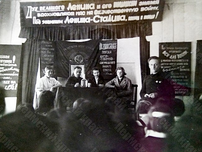 Director of the Kirov Plant No. 98, Molotov, D.G. Bidinsky (first from right) at a meeting with students of the factory training school at this enterprise