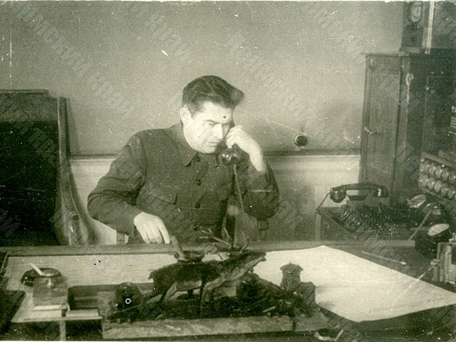 Директор Молотовского завода №33 Г.Т. Вигура в своем рабочем кабинете
