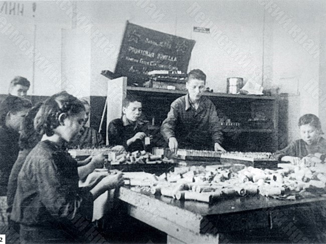 Members of E.I. Chaikina’s front-line youth team of the Dzerzhinsky Molotov Plant No. 10 in one of the shops of this plant
