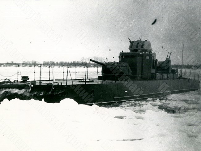 Один из бронекатеров, построенных на Молотовском судостроительном заводе, после спуска на воду на р. Каме