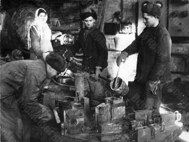 Рабочие литейного цеха №5 Молотовского судостроительного завода за работой