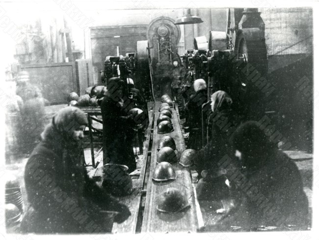 Рабочие цеха №8 Лысьвенского металлургического завода за изго-товлением армейских касок