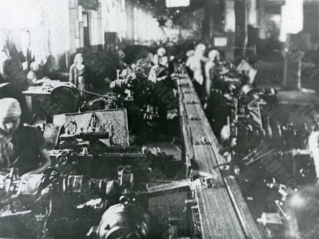 Рабочие цеха №13 Лысьвенского металлургического завода за работой по изготовлению деталей для снарядов и авиационных бомб