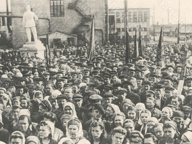 Рабочие Лысьвенского металлургического завода на митинге, посвященном награжденю этого предприятия орденом Ленина