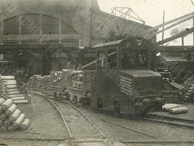 Электровоз на территории Лысьвенского металлургического завода, перевозящий детали из штамповочного цеха в механический цех