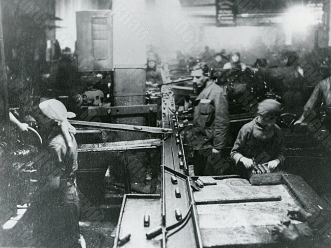 Рабочие цеха №14 Лысьвенского металлургического завода за работой по изготовлению деталей для снарядов