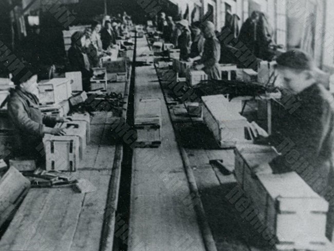 Рабочие цеха №9 Лысьвенского металлургического завода за работой по изготовлению ящиков для боеприпасов