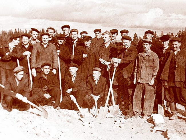 Excavator work teams at Plant No. 577