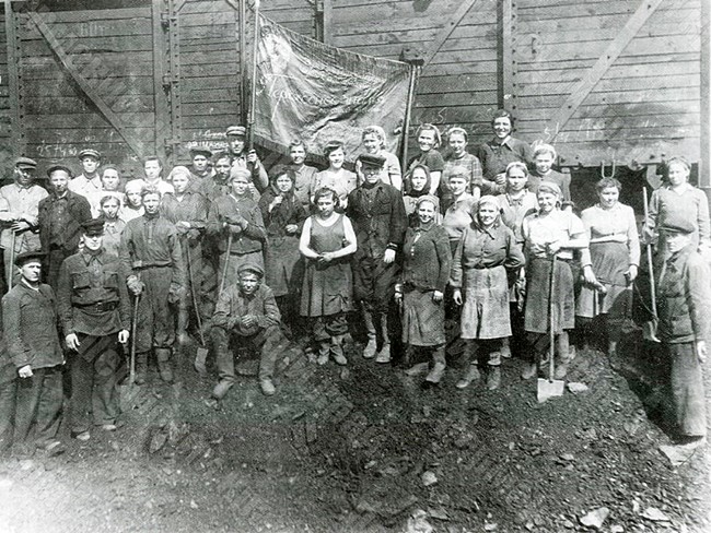 Участники строительства Березниковского магниевого завода