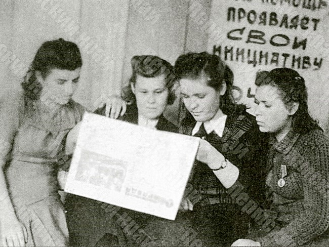 A group of female workers of the Nytva Metallurgical Plant reading a newspaper