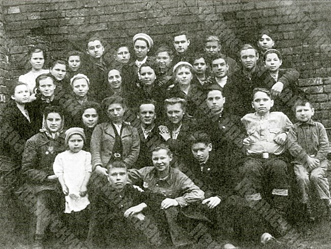 Преподаватели и учащиеся школы рабочей молодежи Нытвенского металлургического завода