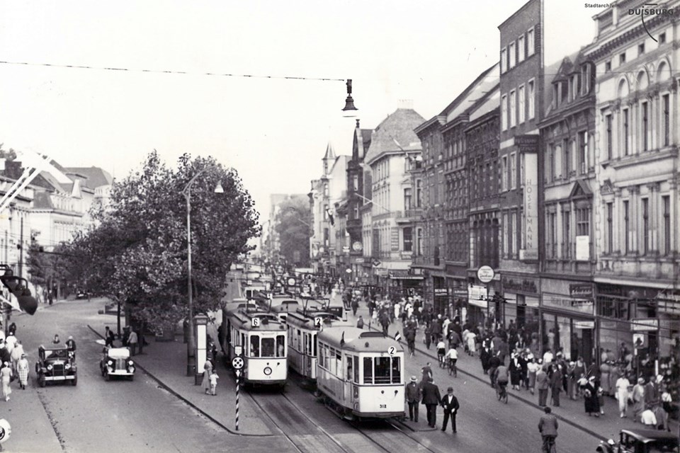 Улица Кёнигштрассе, остановка Кутор. примерно 1935 год. Городской архив Дуйсбурга. Дуйсбург, Кёнигштрассе, № 35.