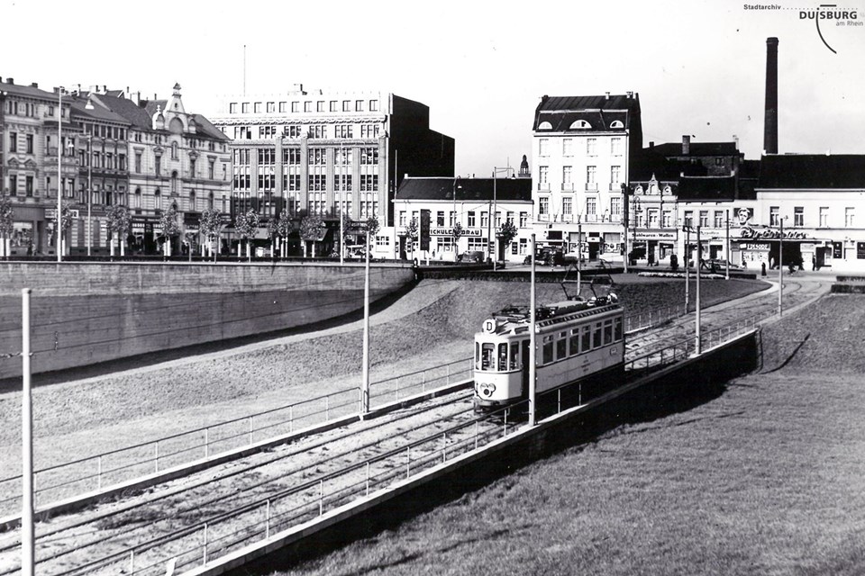 Привокзальная площадь, 1935 год. Городской архив Дуйсбурга. Дуйсбург, транспорт Е. № 87.