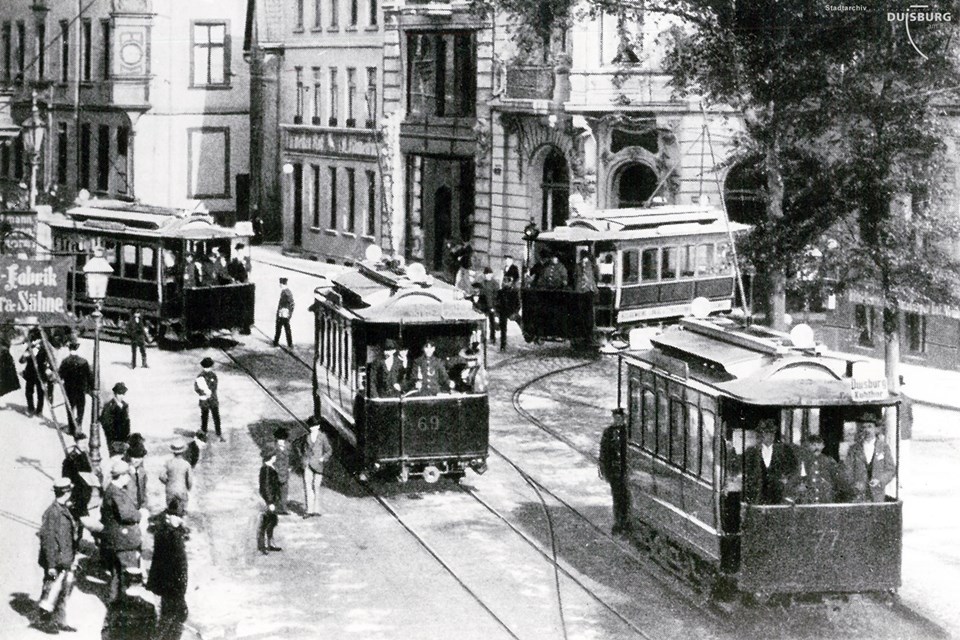 Straßenbahnen am Kuhtor und am Duisburger Bahnhof. Um 1898. Stadtarchiv Duisburg. Duisburg, Verkehr E, Nr. 72.