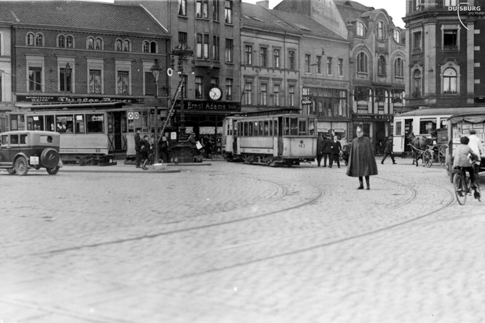 Straßenbahnverkehr am Friedrichsplatz in Duisburg-Ruhrort. [1910]. Stadtarchiv Duisburg. Ruhrort, Verkehr, Nr. 42.