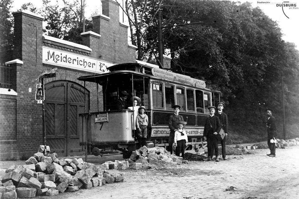 Straßenbahn Meiderich-Dinslaken in der Bahnhofstraße [1906]. Stadtarchiv Duisburg. Meiderich, Verkehr, Nr. 21.