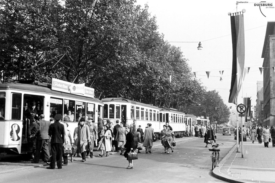 Straßenbahnhaltestelle König-Heirich-Platz. 1951. Stadtarchiv Duisburg. Duisburg, Königstraße, Nr. 50.