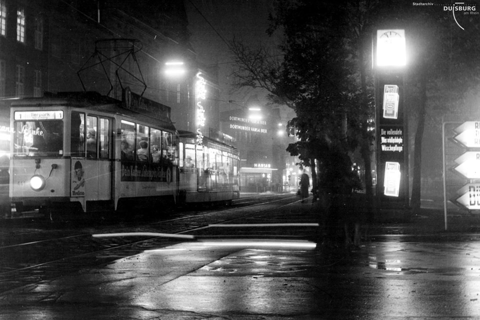 Ночной рейс трамвая по Кёнихштрассе. 1956. Городской архив Дуйсбурга. Дуйсбург, улица Кёнигштрассе, №563.
