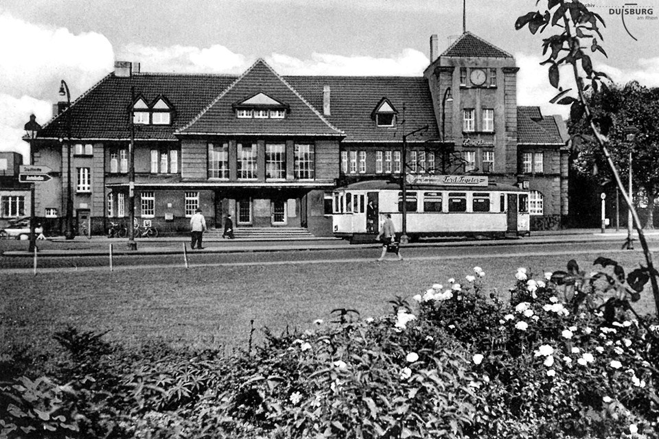 Straßenbahn vor dem Bahnhof Meiderich. 1950er Jahre. Stadtarchiv Duisburg. Meiderich, Verkehr, Nr. 4.