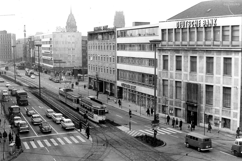 Straßenbahnlinie 1 in der Königstraße. [1965]. Stadtarchiv Duisburg. Duisburg, Verkehr E, Nr. 71.
