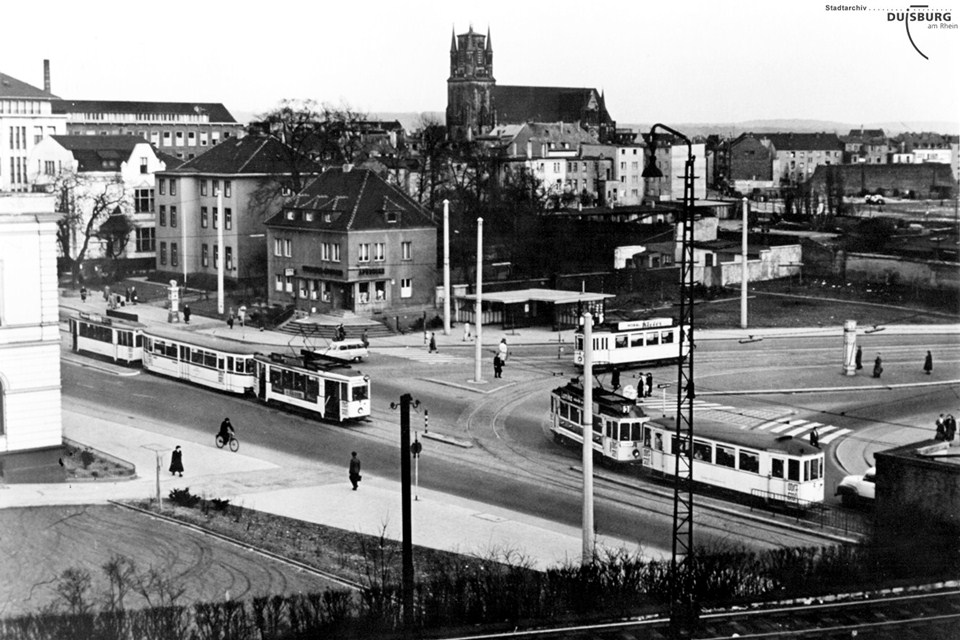 Straßenbahnverkehr an der Mülheimer- Ecke Neudorfer Straße. [1958]. Stadtarchiv Duisburg. Duisburg, Verkehr E, Nr. 74.