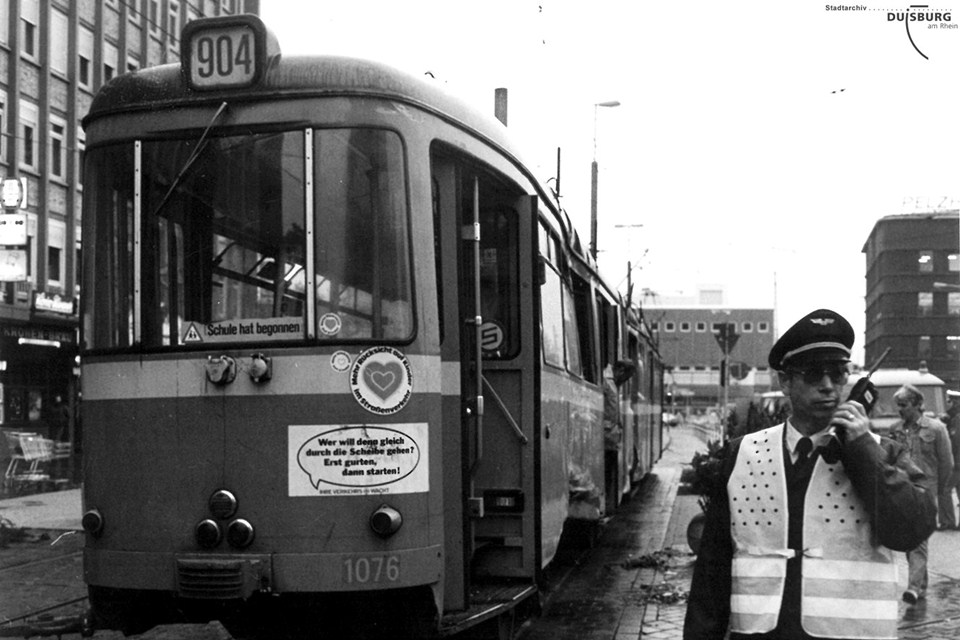 Verkehrsunfall mit einer Straßenbahn. 1984. Stadtarchiv Duisburg. Duisburg, Verkehr E, Nr. 4.