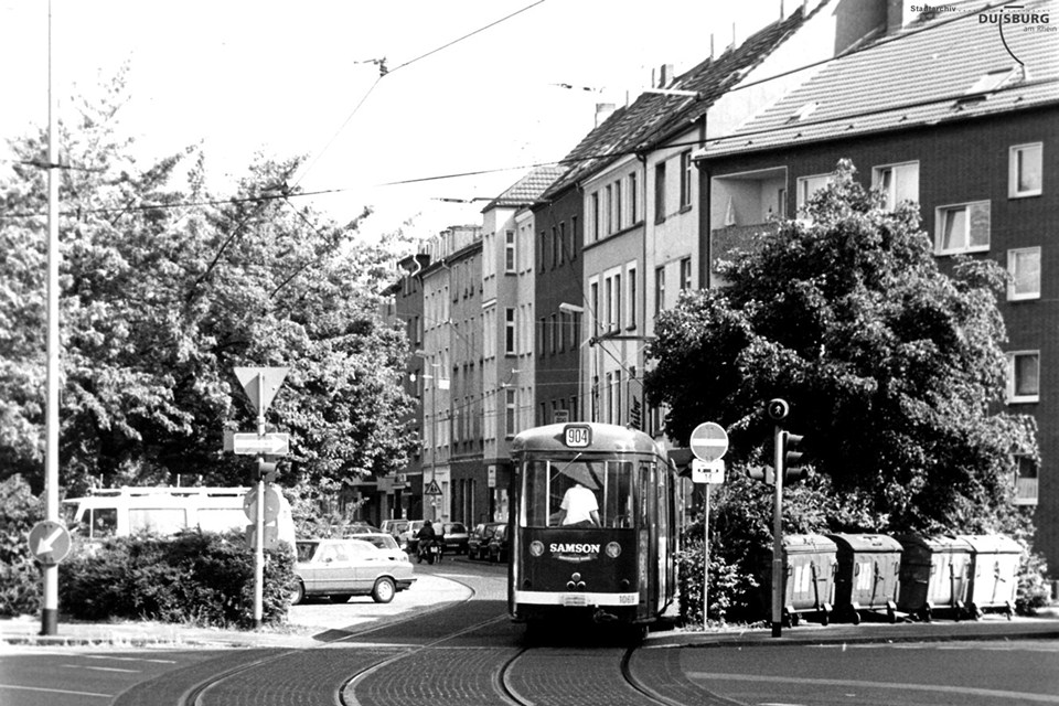 Straßenbahnlinie 904 an der Neudorfer-, Graben- Koloniestraße. 1992. Stadtarchiv Duisburg. Duisburg, Verkehr E, Nr. 61.
