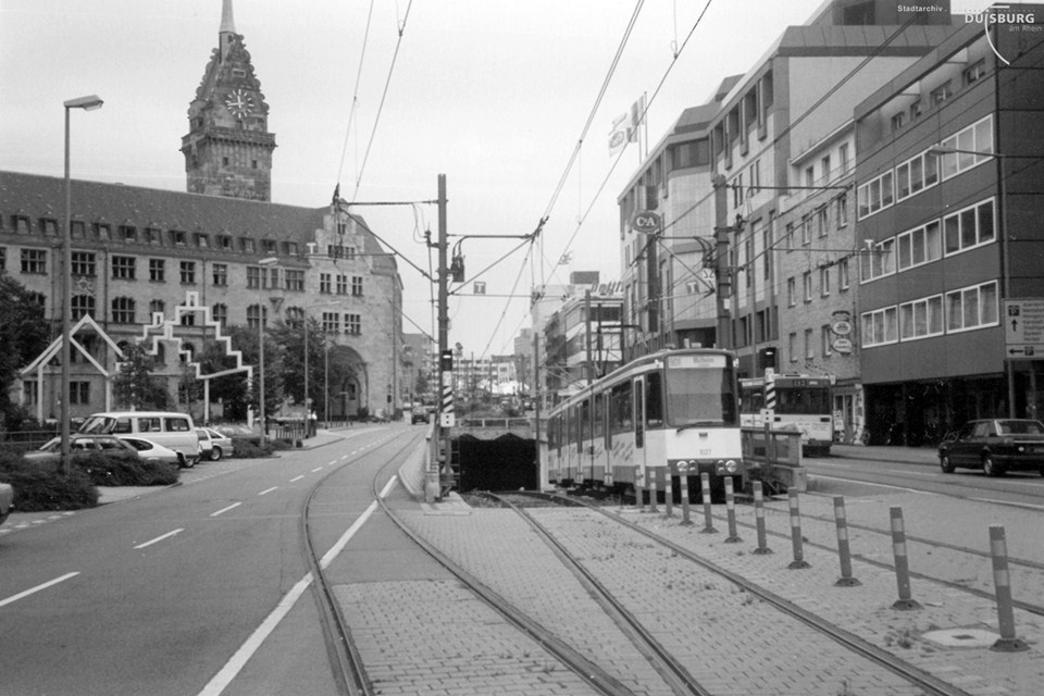 Straßenbahnlinie 901 vor dem Duisburger Rathaus. 1992. Stadtarchiv Duisburg. Duisburg, Verkehr E, Nr. 96 V.