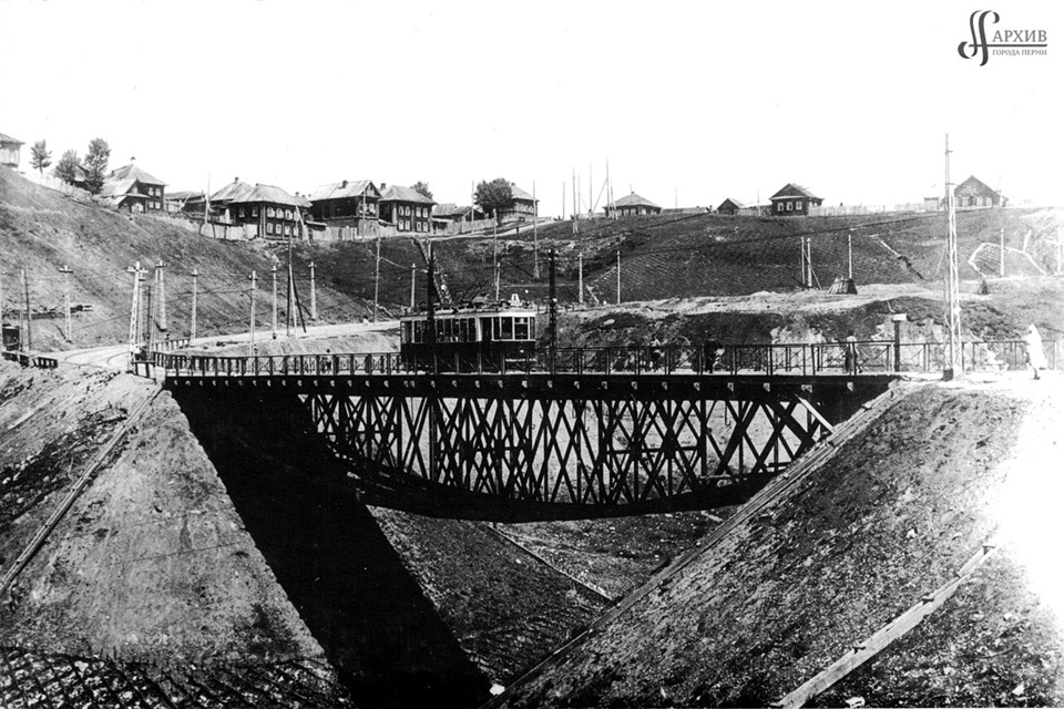 Straßenbahn-Brücke über den Fluss Egoshiha. Am 17. Juli 1930. Fotoreproduktion. Stadtarchiv Perm. Bestand 1410. Verzeichnis 2. Akte 2611. Seite 1.