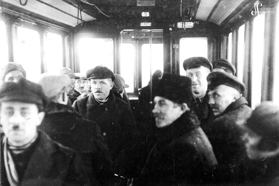 Die ersten Passagiere der Straßenbahnlinie 1: M. P. Ovchinnikov u. and. 1929. Fotoreproduktion. Stadtarchiv Perm. Bestand 1410. Verzeichnis 2. Akte 2644. Seite 1.