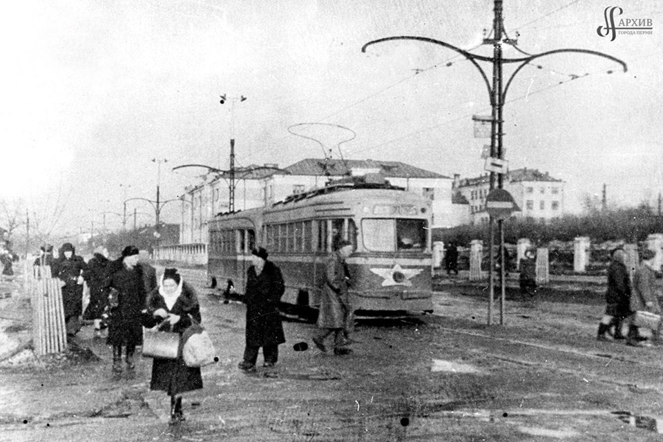 Straßenbahn auf der Lenin-Straße, in der Nähe der  Haltestelle „Krisanov“.1960-er. Stadtarchiv Perm. Bestand 1410. Verzeichnis 2. Akte 1011. Seite 1.