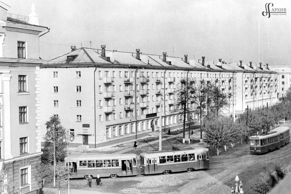 Поворот трамваев с улицы Ленина на Толмачёва. Май 1966 года. АГП. Ф.1410. Оп.2. Д.956. Л.1.