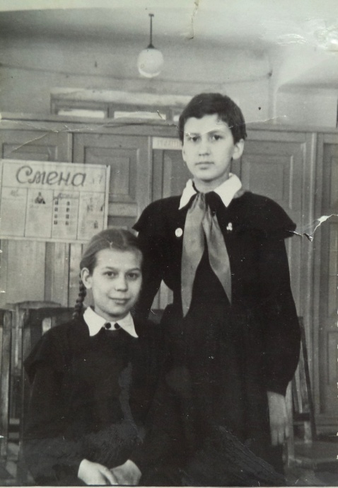 Школа №42. Справа Галина Синягина (Короткова), слева Аля Симонова. Фото предоставлено автором воспоминаний